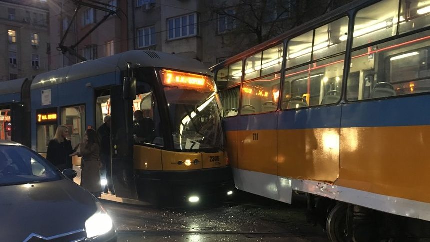 Катастрофа на трамваи в час пик снощи