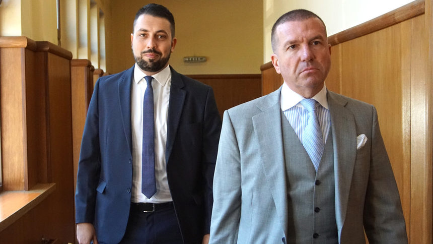 Евгени Крусев с адвоката си Менко Менков на влизане в съдебната зала.