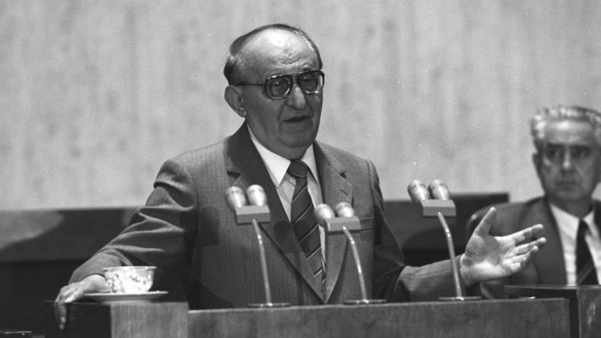 10 ноември 1989 г. - Тодор Живков на последния пленум на БКП, който гласува оставката му.