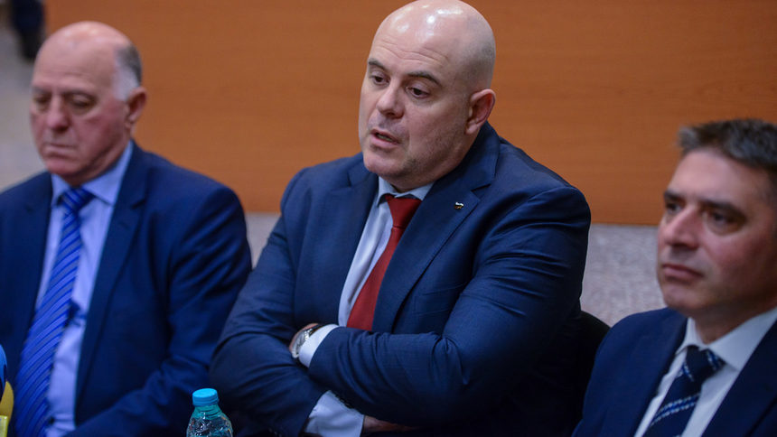 Иван Гешев (в средата) беше избран на 24 октомври след десетчасово формално изслушване.