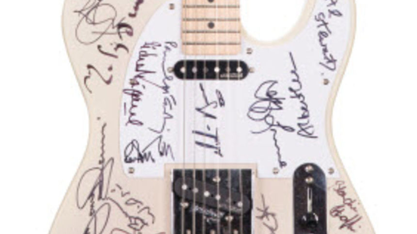 Снимка на китарата с някои от автографите върху нея