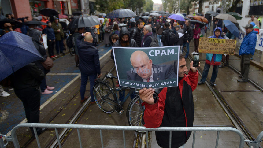 Иван Гешев бе избран повторно за главен прокурор на 14 ноември с 20 гласа "за" и 4 "против" на фона на продължаващи протести пред сградата на Висшия съдебен съвет