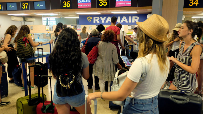 Испания забрани на "Райънер" да таксува пътниците за ръчния им багаж
