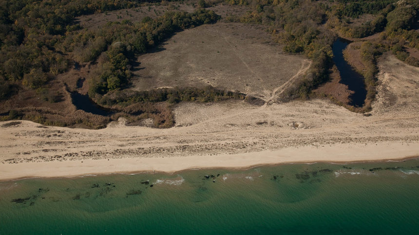 Камчийски пясъци е най-дългата пясъчна ивица в България с уникални видове дюни и гори. Един от най-известните и все още незастроени плажове премина по време на заменките през статут на защитена местност до пасища с цел да бъде застроен.