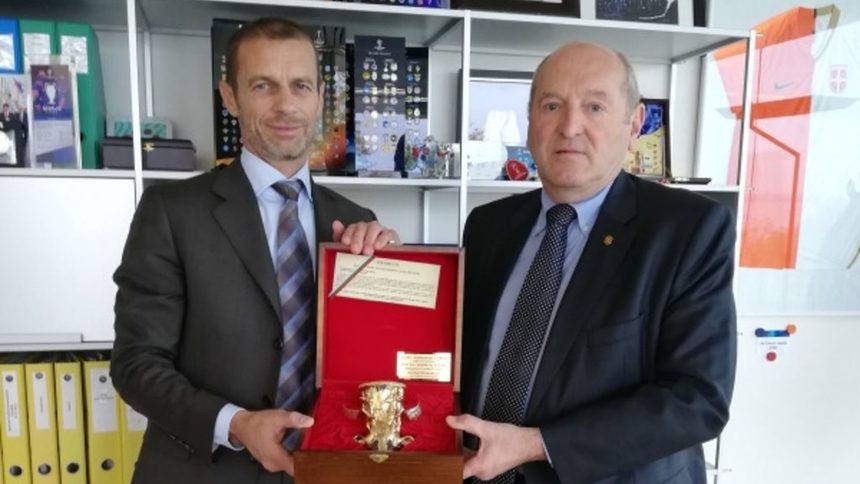 Михаил Касабов подарил на Чеферин реплика на ритон от Панагюрското златно съкровище
