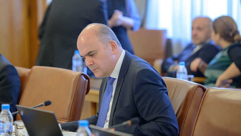 Хората няма да бъдат ощетени при изплащането на болничните, увери министърът на труда