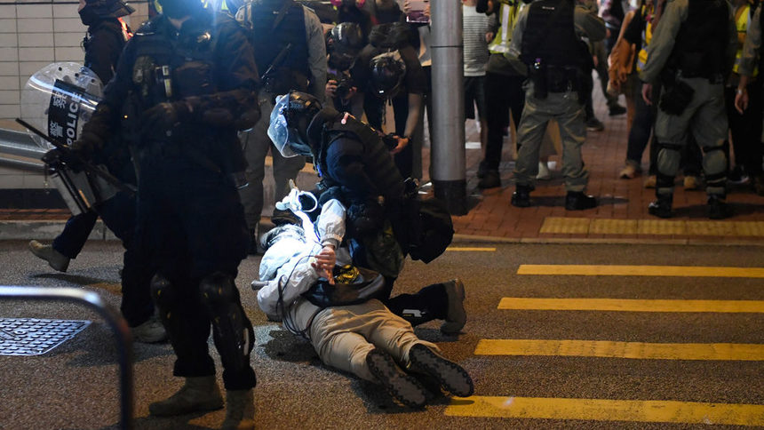 Полицията в Хонконг разпръсна със сила демонстранти, има арестувани