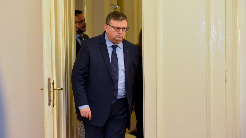 Не се намери кой да зададе въпрос на Цацаров нито за имотното му състояние, нито за свършеното за 7 години в прокуратурата