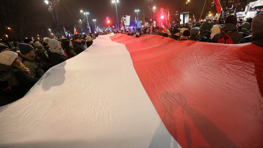 Хиляди поляци протестираха срещу планове на правителството за контрол над съдиите