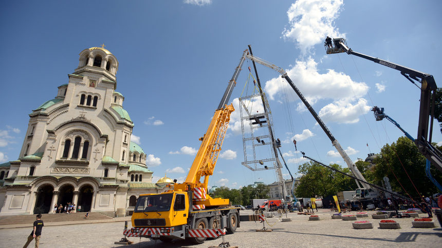 Кулокран през месец юли се ползваше от индийски телевизионен екип за снимане на риалити шоу на площад "Св. Александър Невски". Ремонт така и не започна.