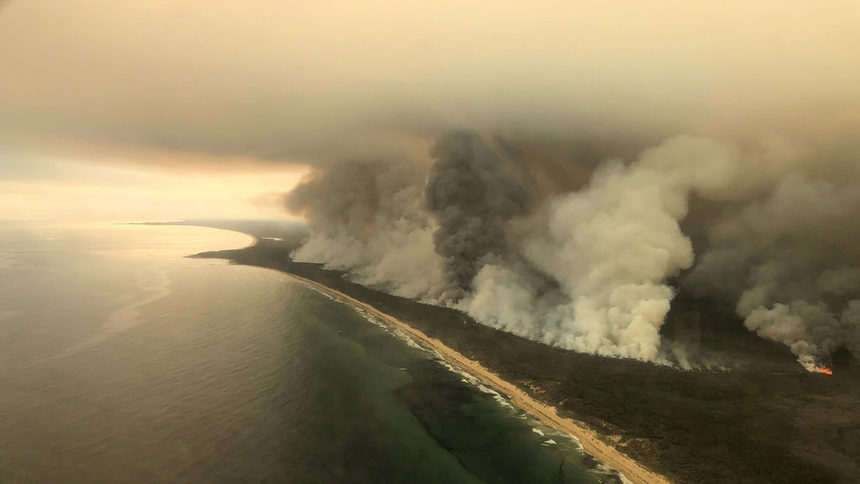 Огнено торнадо и мълнии без дъжд - пожарите в Австралия създават собствено време