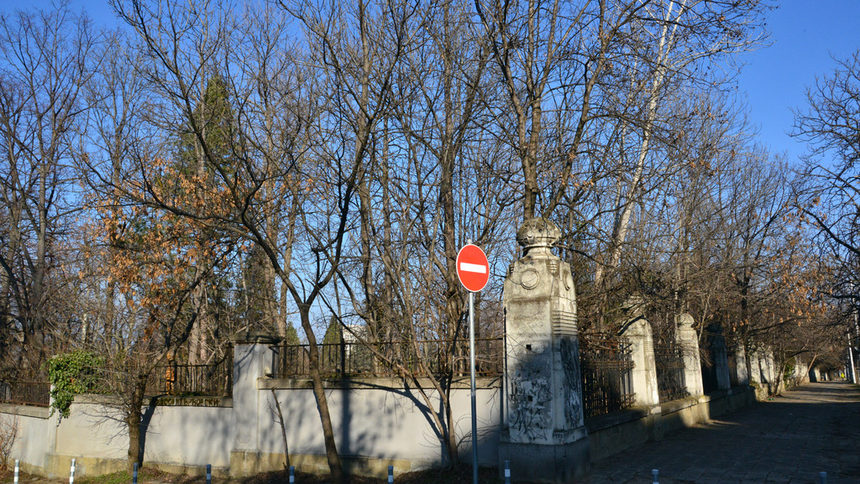 Частният терен е зад оградата на резиденцията - ъгълът на бул."Джеймс Баучер" и ул. "Св.Теодосий Търновски".