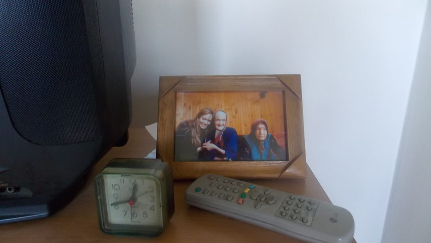 Лена Бабич пази снимка от срещата си с Анджелина Джоли до телевизора в апартамента си