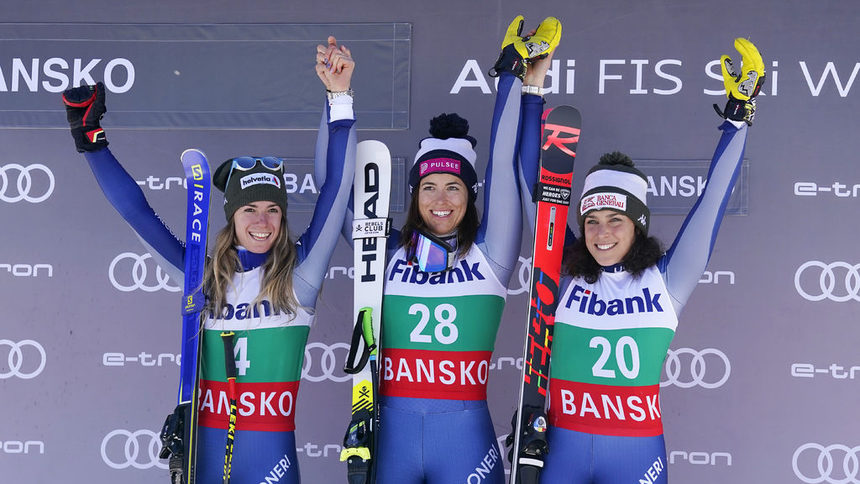 Марта Басино, Елена Куртони и Федерика Бриньоне (от дясно наляво) ликуват след успеха си