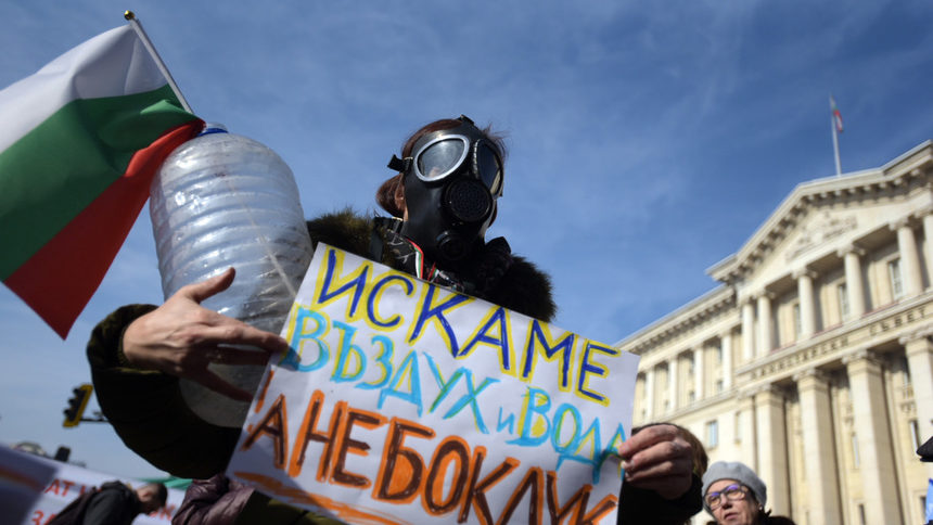 Протестите на измъчени от безводието и от мръсния въздух хора може и да се струват на властта дребна работа, но и малките камъчета често преобръщат колата.