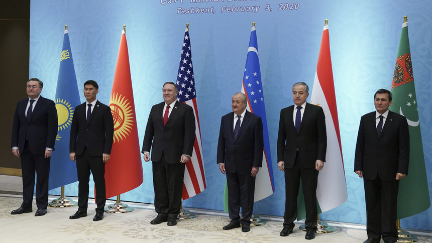 Държавният секретар на САЩ Майк Помпео (третият от ляво надясно) с министрите на външните работи на петте централноазиатски държави - Казахстан, Киргизстан, Узбекистан, Таджикистан и Туркменистан - в Ташкент, 3 февруари.