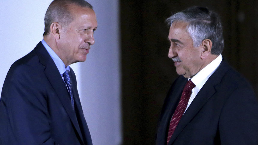 Президентът на Турция Реджеп Тайип Ердоган и колегата му от признатата само от Анкара Севернокипърска турска република Мустафа Акънджъ
