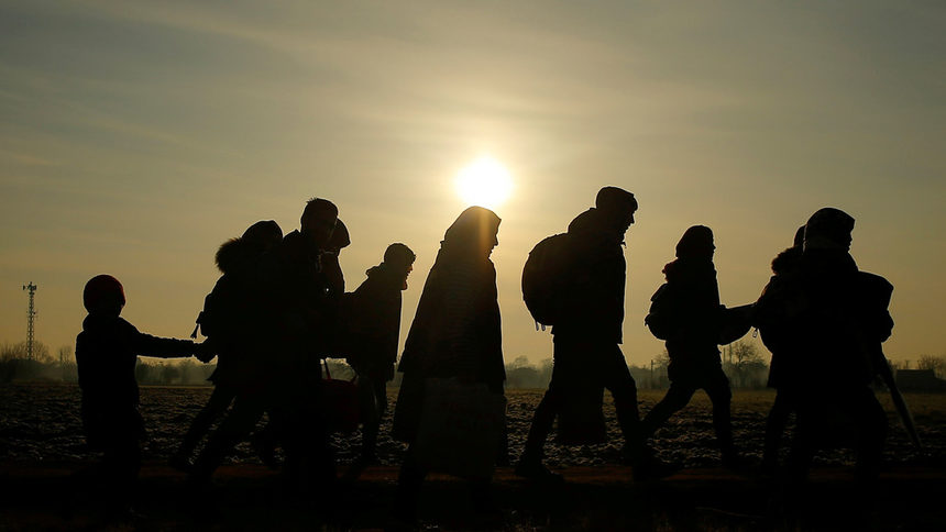 Хиляди мигранти се надяват да влязат в Гърция.