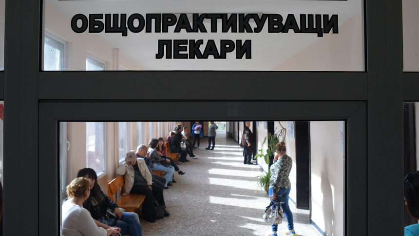Личните лекари още нямат алгоритъм за работа при COVID пациенти, твърди общопрактикуващ доктор