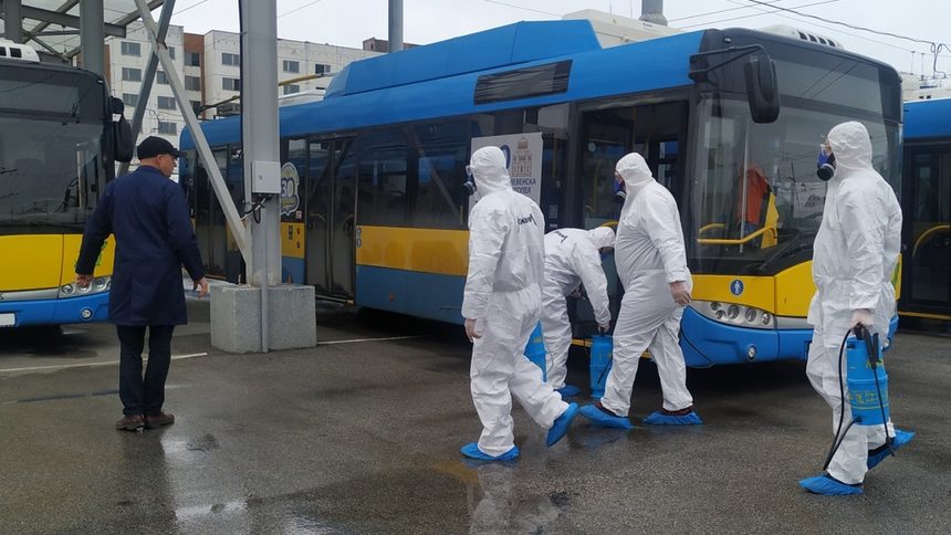 Дезинфекция на градския транспорт в Плевен - част от мерките срещу коронавируса в града, където има двама регистрирани болни.
