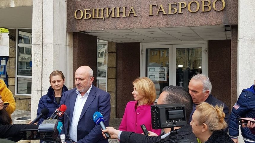Николай Пенчоков, директор на РЗИ - Габрово (в средата на снимката). Вдясно от него - кметът на града Таня Христова