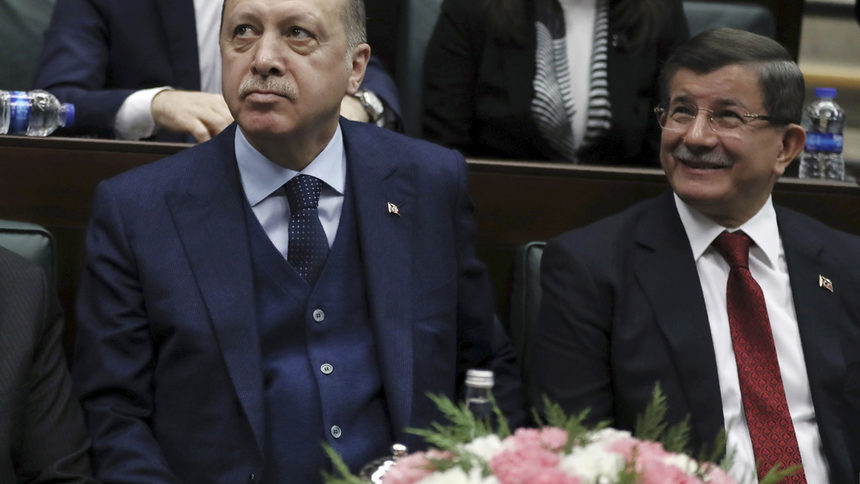 Бившият турски премиер Ахмет Давутоглу (на тази снимка е вдясно от президент Реджеп Тайип Ердоган) е най-известната жертва на работата на "Пеликан"