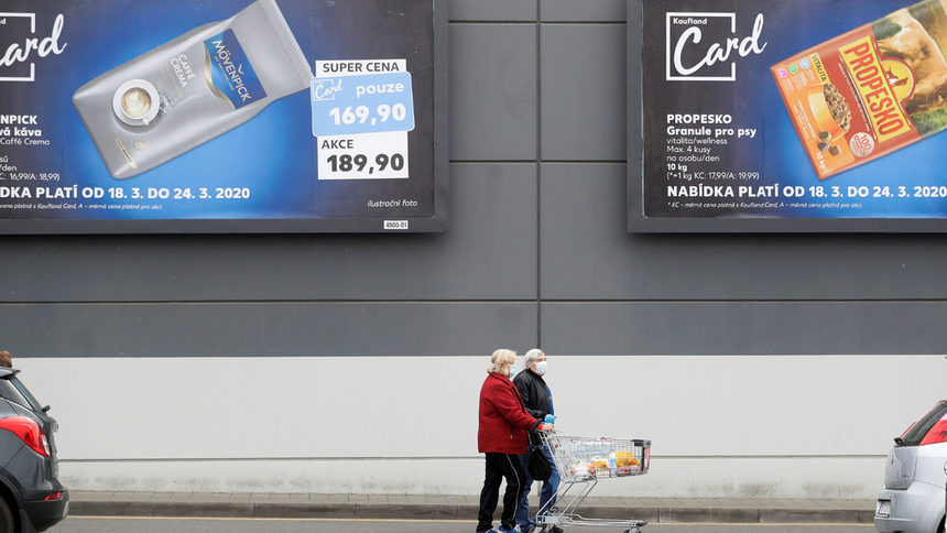 Властта в Чехия ще поеме 80% от заплатите на работещи в засегнати от вируса фирми