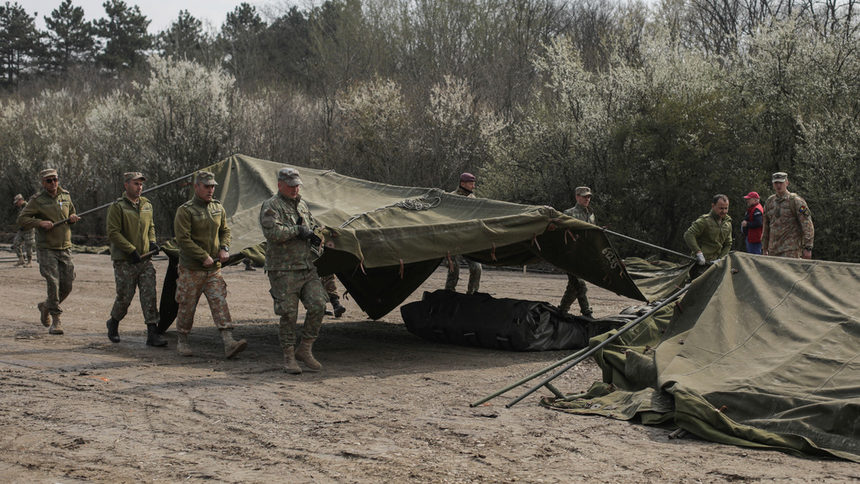 Румънски военни издигат полева болница за лекуване на заразените край столичното летище "Отопени".