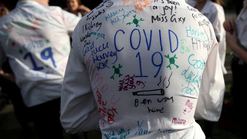 Британски ученици надписват ризите си за спомен в последния учебен ден преди разпускането на училища, колежи и университети. Ще бележи ли COVID-19 едно цяло поколение?