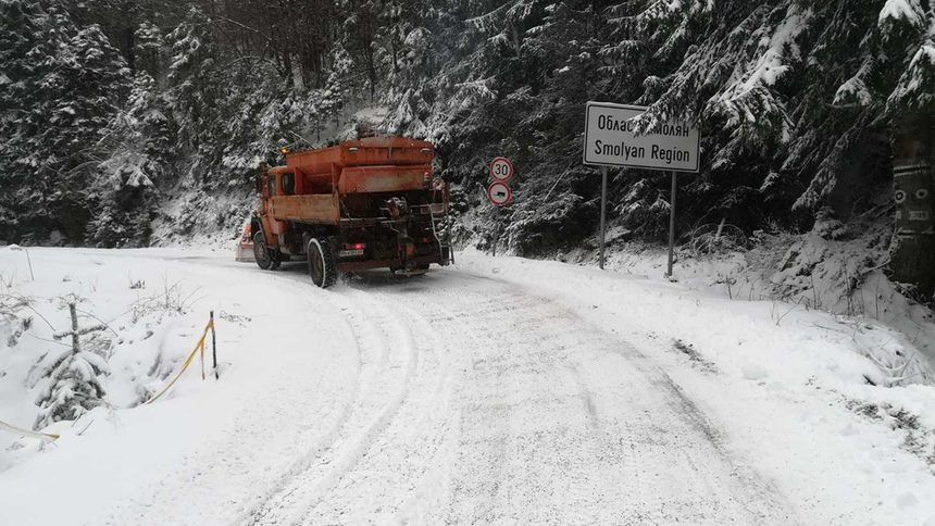 Снегът създава сериозни проблеми по пътищата основно в Североизточна България