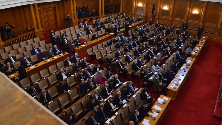 "Застрашена ли е демокрацията": Парламентът спира работа за извънредното положение (обновена)