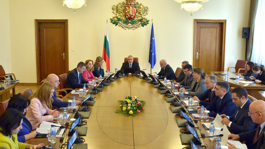 "Демократична България" настоява за смяна на министрите на икономиката и финансите.