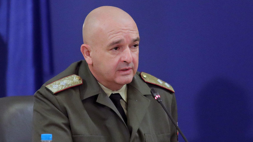 Шефът на щаба е строг, загрижен генерал, който е придобил статут на "глас на съдбата".