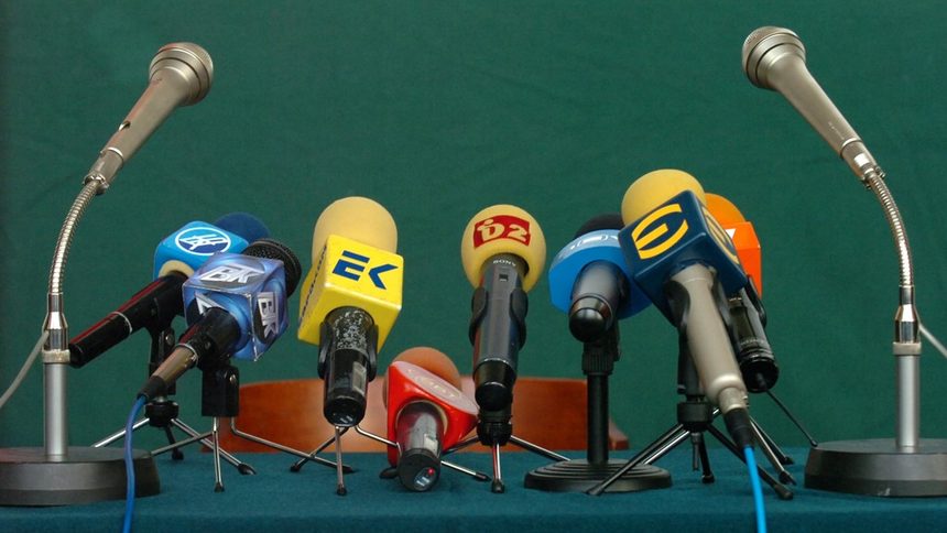 Официалните комуникации не могат да бъдат единственият информационен канал относно пандемията. Това би довело до цензура .