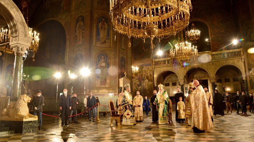 Цветница с участието на патриарха мина безпроблемно за ортодоксалните богомолци. В Самоков обаче евангелистите, присъствали в двора на църквата си, станаха обект на МВР и прокуратурата.