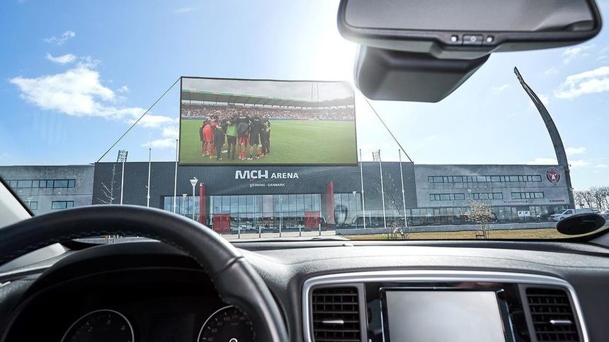 Drive-in футбол: отговорът на "Мидтиланд" на празните трибуни