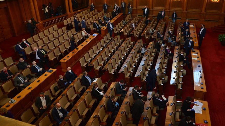 България живее в "извънредно положение", но на езика на правото този израз не означава нищо. Тази неяснота крие множество рискове.