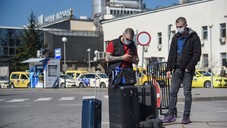 Още 10 българи са спрени на летището в Париж