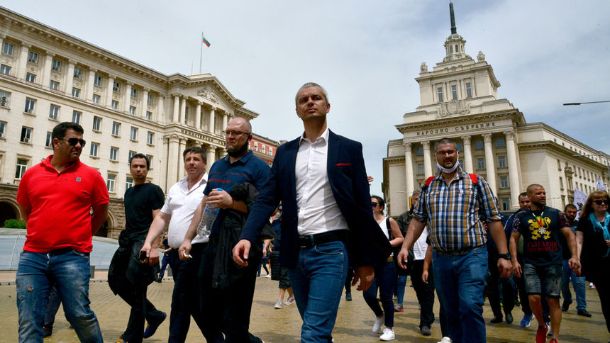 Индивидуалистите започнаха да се мобилизират за съпротива. В Бразилия ги води самият президент, крайнодесният Болсонаро; в София – лидерът на партия "Възраждане", крайнолевият Костадинов.