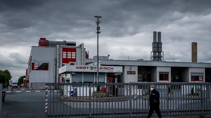 Германия забрани подизпълнителите в кланиците заради COVID-19 сред румънци и българи