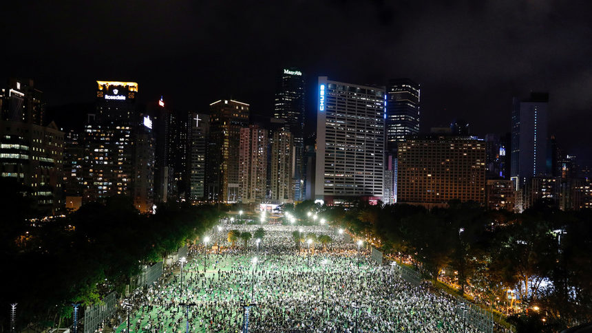 Законът бе приет на символичната дата 4 юни, годишнина от смазаните с кръв протести на площад "Тянанмън" в Пекин. На снимката жители на Хонконг се събират в памет на жертвите, след като полицията забрани многолюдно шествие тази година заради коронавируса.