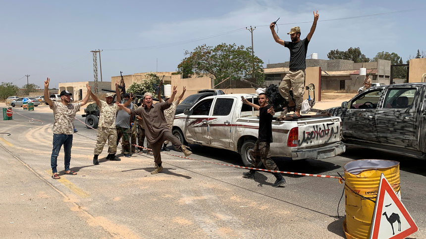 Бойци на Правителството на националното спасение ликуват в покрайнините на Триполи.