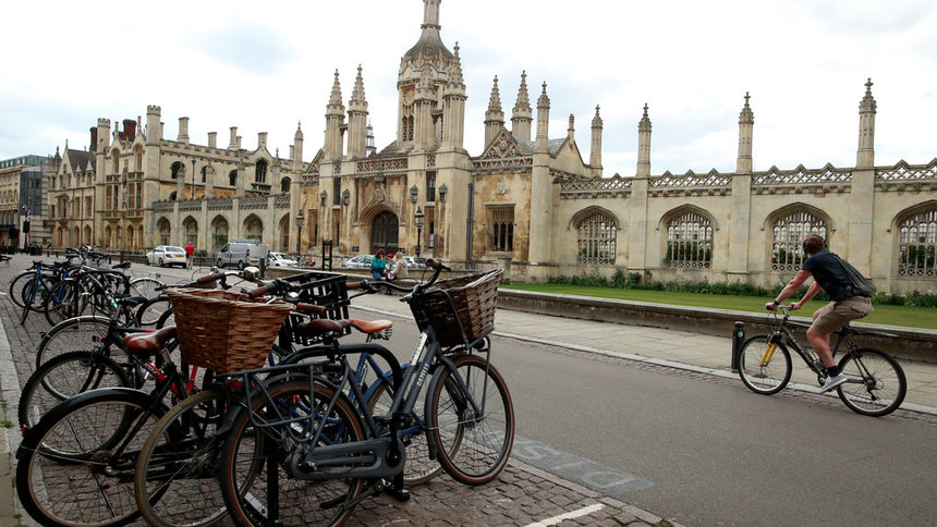Изолация и онлайн изпити очакват студентите в британските университети