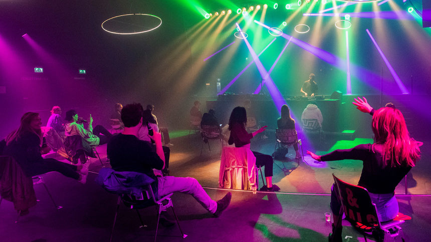 Танцувай си на стола: новата реалност в дискотеките