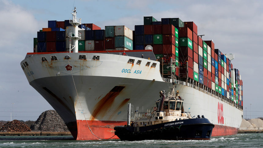 Морският транспорт забави доставките, за да спаси магазините