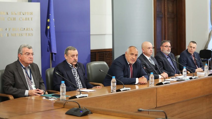 Коронавирусът в България: Борисов и щабът ще обсъдят удължаване на мерките (хронология)