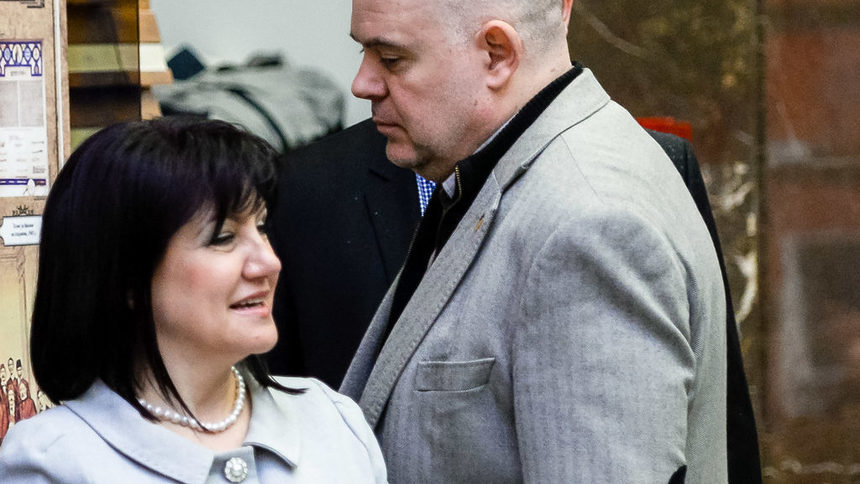 Има ли в парламента политическа сила, която да покани Гешев, да му постави този въпрос и да получи еднозначен отговор, пита Христо Иванов.