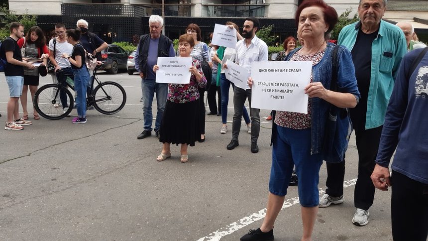 Жители на "Лозенец" подновиха протестите срещу строителството на "Златен век"