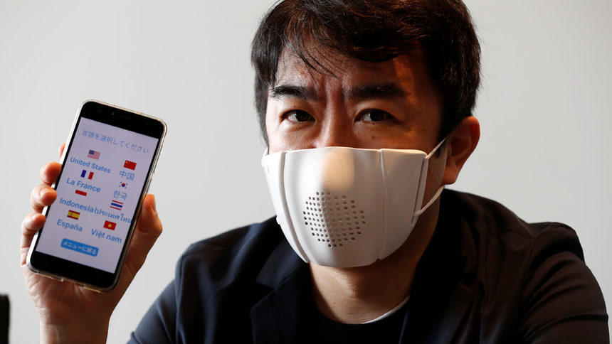 Японци показаха "умна" маска, свързана с телефон и интернет