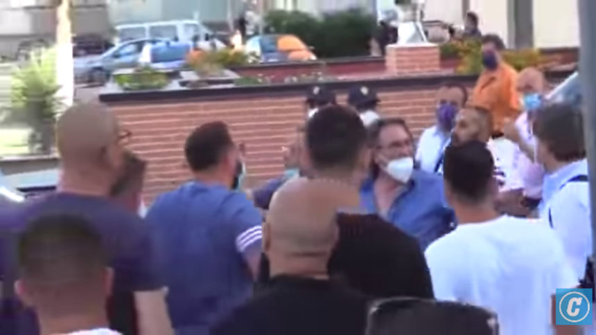 Стоп кадър от безредиците в Мондрагоне